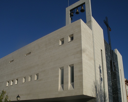 Edificio destinado a Iglesia en esq. de Calles Almezo, de Los Rosales y de La Palmera en Almodóvar del Río
